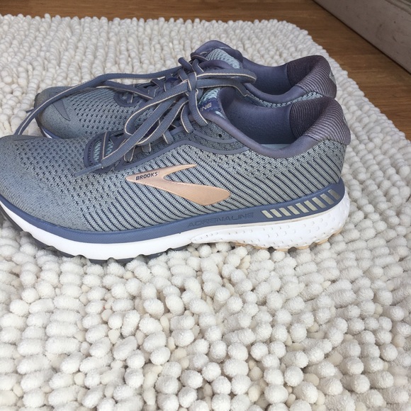 brooks cushion shoes